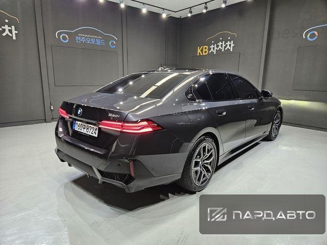BMW 5 Series (G60)