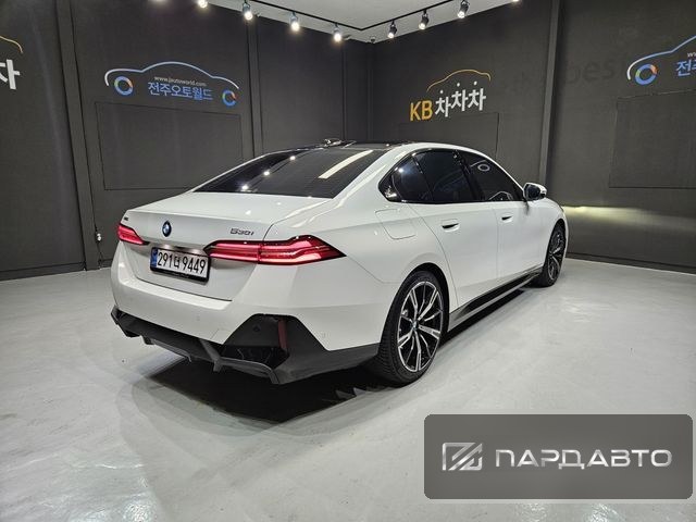 BMW 5 Series (G60)