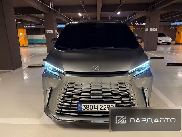 Lexus LM
